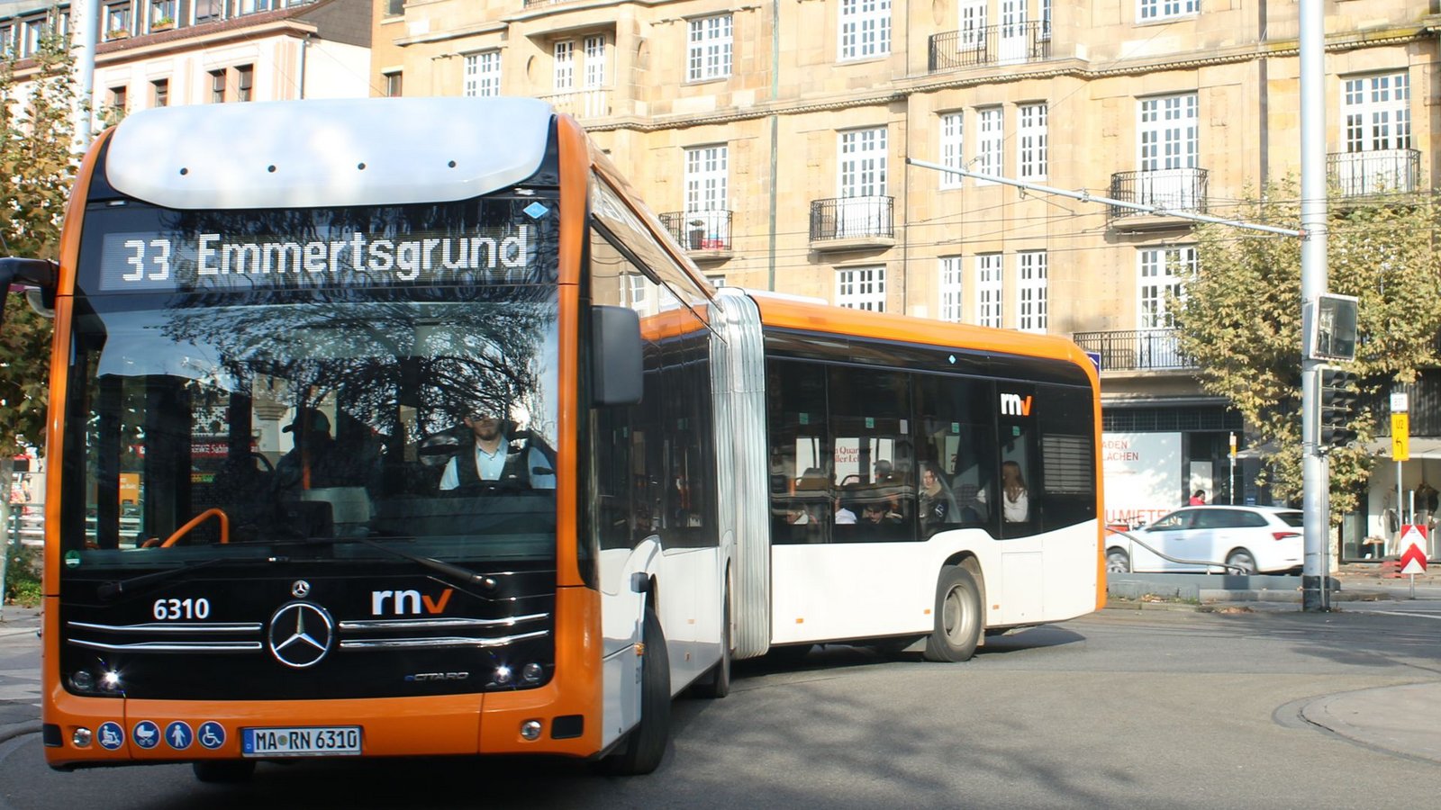 Ein Brennstoffzellenbus bedient die Linie 33 in MannheimFoto: Christoph Link Ein Brennstoffzellenbus bedient die Linie 33 in MannheimFoto: Christoph Link