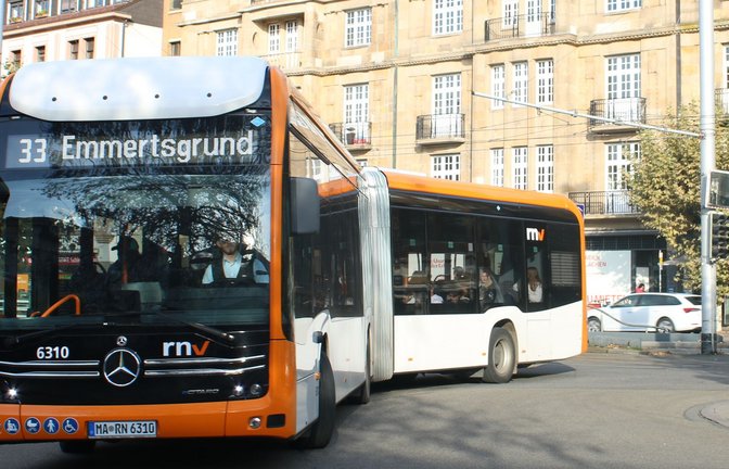 Ein Brennstoffzellenbus bedient die Linie  33 in Mannheim<span class='image-autor'>Foto: Christoph Link</span>