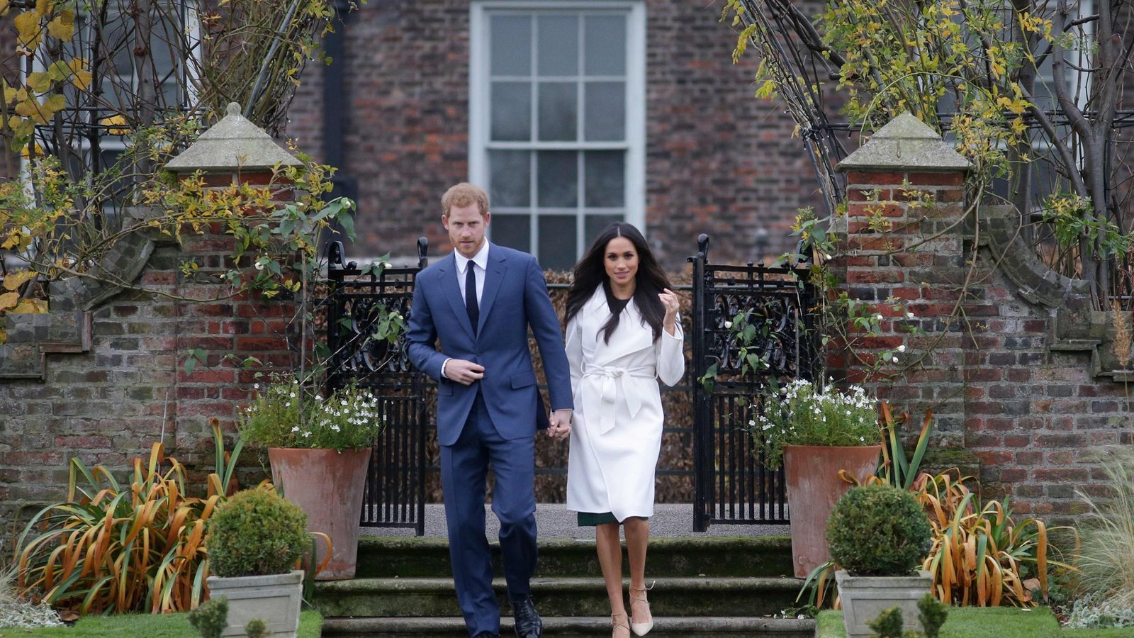 Im November 2017 grüßen als Verlobte: Meghan Markle und Prinz Harry. Im BBC-Interview erzählen sie von ihrem Kennenlernen und dem Heiratsantrag, für den der Blaublütige ganz standesgemäß vor seiner Freundin in die Knie ging.Foto: AFP/DANIEL LEAL-OLIVAS