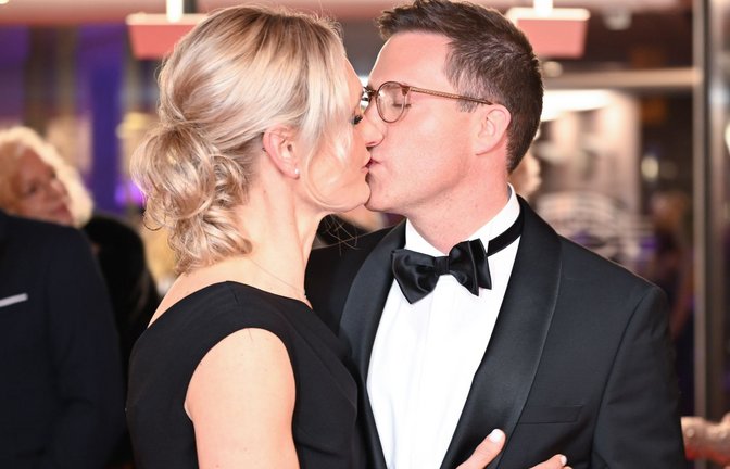 Manuel Hagel wird von seiner Ehefrau Franziska in Schutz genommen. Hier ein Kuss auf dem Landespresseball. (Archivbild)<span class='image-autor'>Foto: Bernd Weißbrod/dpa</span>