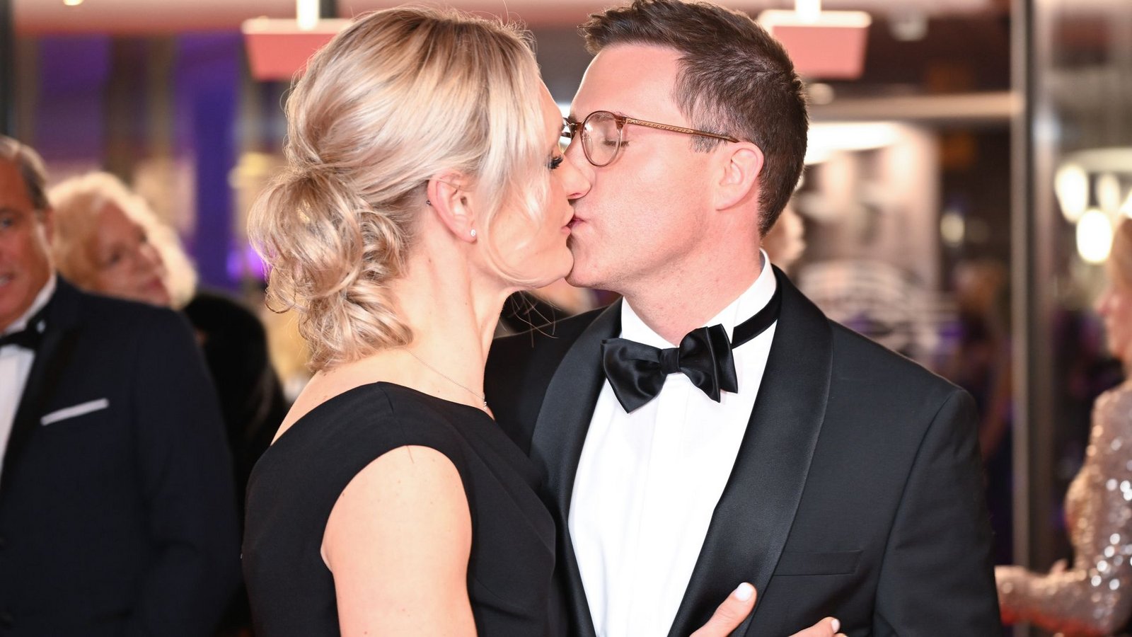 Manuel Hagel wird von seiner Ehefrau Franziska in Schutz genommen. Hier ein Kuss auf dem Landespresseball. (Archivbild)Foto: Bernd Weißbrod/dpa Manuel Hagel wird von seiner Ehefrau Franziska in Schutz genommen. Hier ein Kuss auf dem Landespresseball. (Archivbild)Foto: Bernd Weißbrod/dpa