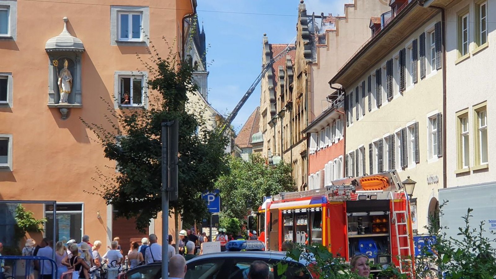 Neben der Feuerwehr aus Deutschland und der Schweiz ist auch das Technische Hilfswerk vor Ort.Foto: red/Eberhard Wein
