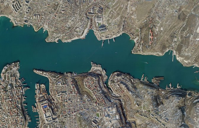 Blick auf die Hafenstadt Sewastopol mit dem Hafen der russischen Schwarzmeerflotte - noch vor dem Angriff.<span class='image-autor'>Foto: -/Planet Labs PBC/dpa</span>
