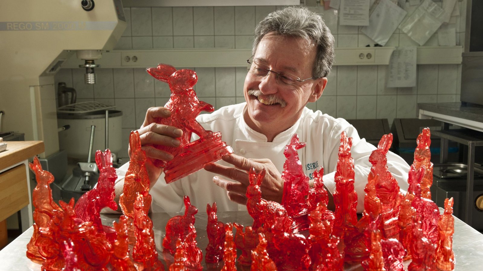 Lecker, wenn auch kalorienreich: rote Zuckerosterhasen.Foto: Archiv
