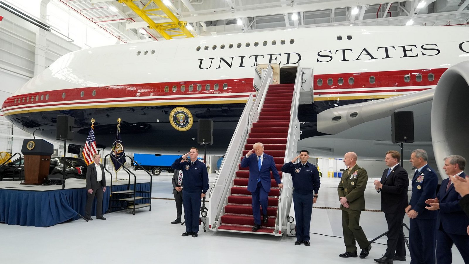 Trump salutiert auf der Gangway des geschenkten Flugzeugs.Foto: Manuel Balce Ceneta/AP/dpa Trump salutiert auf der Gangway des geschenkten Flugzeugs.Foto: Manuel Balce Ceneta/AP/dpa