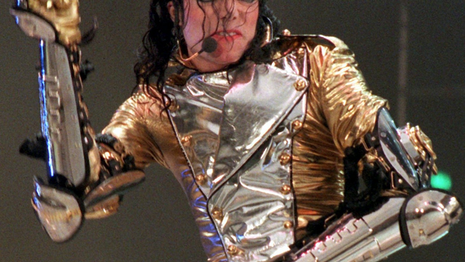 Der wohl legendärste Schrittgriff von allen: Michael Jackson, hier bei einem Auftritt in Gelsenkirchen 1997. (Archivbild)Foto: Herbert Spies/dpa Der wohl legendärste Schrittgriff von allen: Michael Jackson, hier bei einem Auftritt in Gelsenkirchen 1997. (Archivbild)Foto: Herbert Spies/dpa