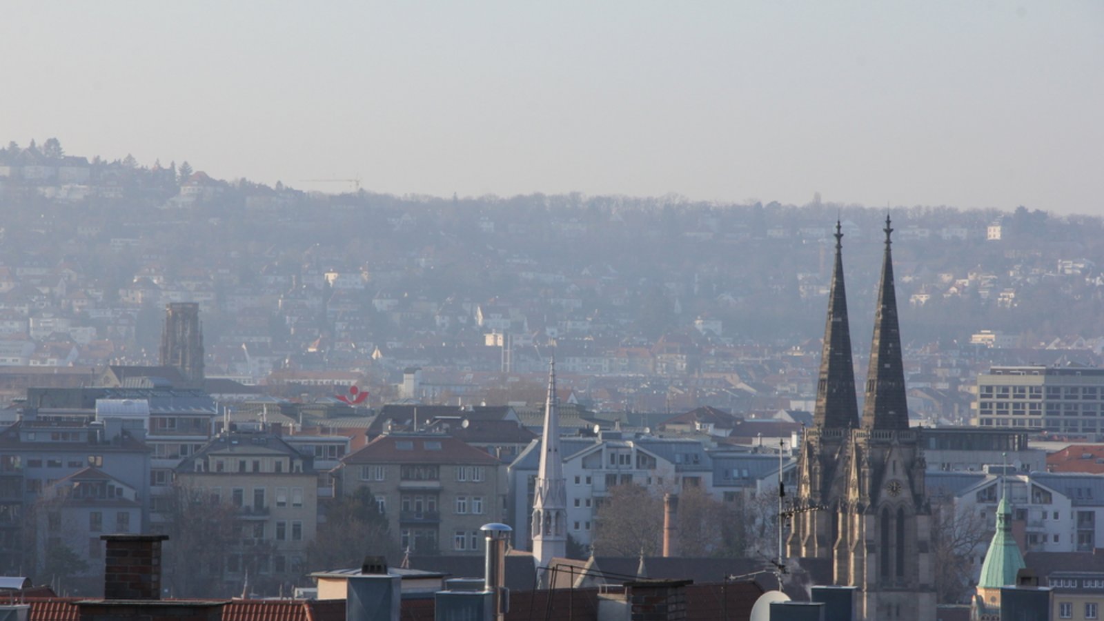 Die aktuelle Hochdrucklage in Deutschland sorgt für schlechte Luftqualität und hohe Feinstaubwerte. Erfahren Sie, warum das so ist, welche Auswirkungen es hat und wann Besserung in Sicht ist.Foto: Adler_Photography / Shutterstock.com