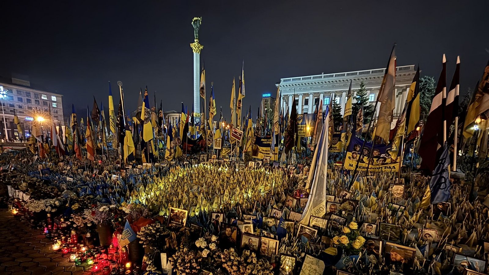 Auf dem Maidan-Platz in der ukrainischen Hauptstadt Kiew haben Menschen eine Gedenkstätte für die im Kampf gegen die russischen Angreifer gefallenen Sodaten errichtet. Abend sund nachts brennen Kerzen und Weihnachtsbaumketten inmitten der ungezählten ukrainischen Fähnchen. Jedes einzelne symbolisiert einen toten Soldaten.Foto: Franz Feyder
