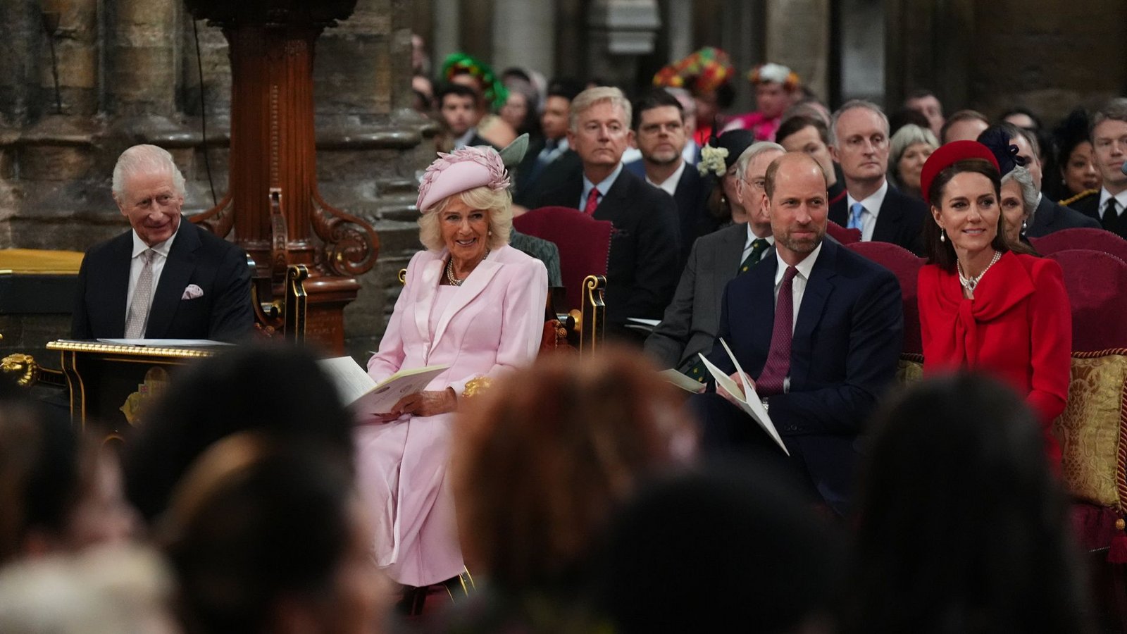 Zur Feier des Commonwealth in Westminster Abbey war Prinzessin Kate ganz in Rot gekleidet erschienen. Charles und Königin Camilla hatten auf Stühlen mit dem Ahornblatt-Motiv Platz genommen.Foto: dpa/Aaron Chown Zur Feier des Commonwealth in Westminster Abbey war Prinzessin Kate ganz in Rot gekleidet erschienen. Charles und Königin Camilla hatten auf Stühlen mit dem Ahornblatt-Motiv Platz genommen.Foto: dpa/Aaron Chown