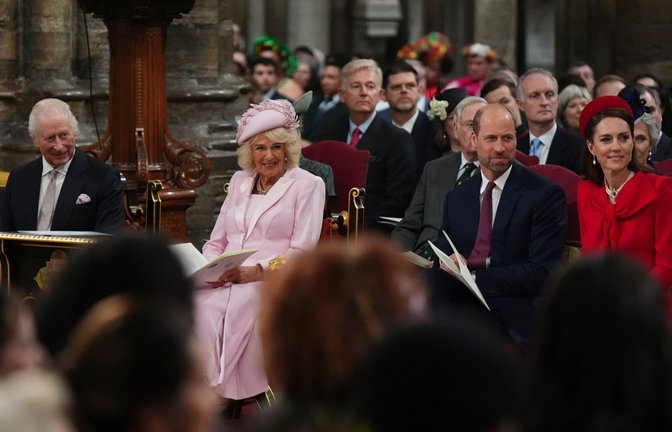 Zur Feier des Commonwealth in Westminster Abbey war Prinzessin Kate ganz in Rot gekleidet erschienen. Charles  und Königin  Camilla hatten  auf Stühlen mit dem Ahornblatt-Motiv Platz genommen.<span class='image-autor'>Foto: dpa/Aaron Chown</span>