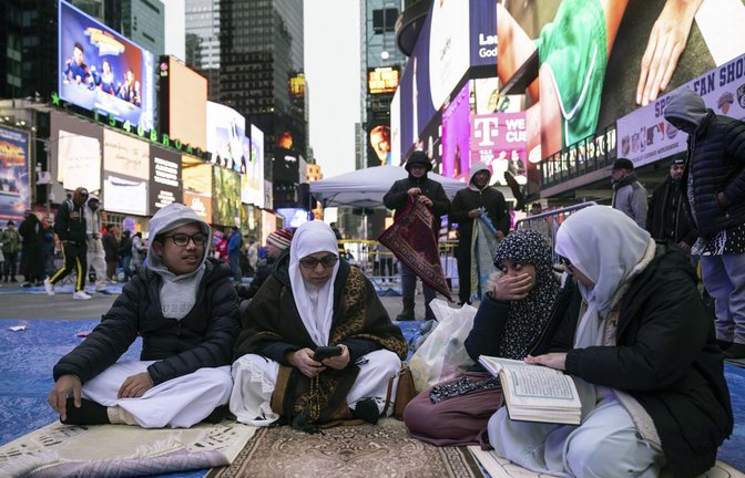 Gläubige Muslime versammeln sich zum Taraweeh-Gebet am Times Square in New York.<span class='image-autor'>Foto: dpa/Yuki Iwamura</span>
