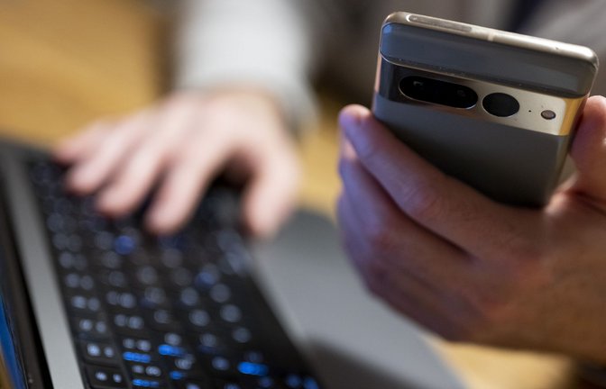 Ein Bielefelder ist nach einem Anlagebetrug mit einem Schaden von mehr als 200.000 Euro erneut Opfer von Betrügern geworden (Symbolfoto).<span class='image-autor'>Foto: Monika Skolimowska/dpa/Monika Skolimowska</span>