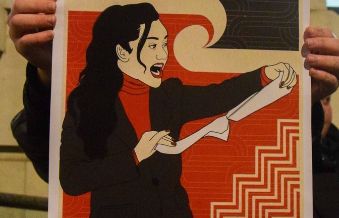 Zeichnung von Hana-Rawhiti Maipi-Clarke beim Zerreißen eines Gesetzentwurfs, der den Gründungsvertrag zwischen den Maori und der britischen Krone neu definieren würde.<span class='image-autor'>Foto: //Vuk Valcic</span>