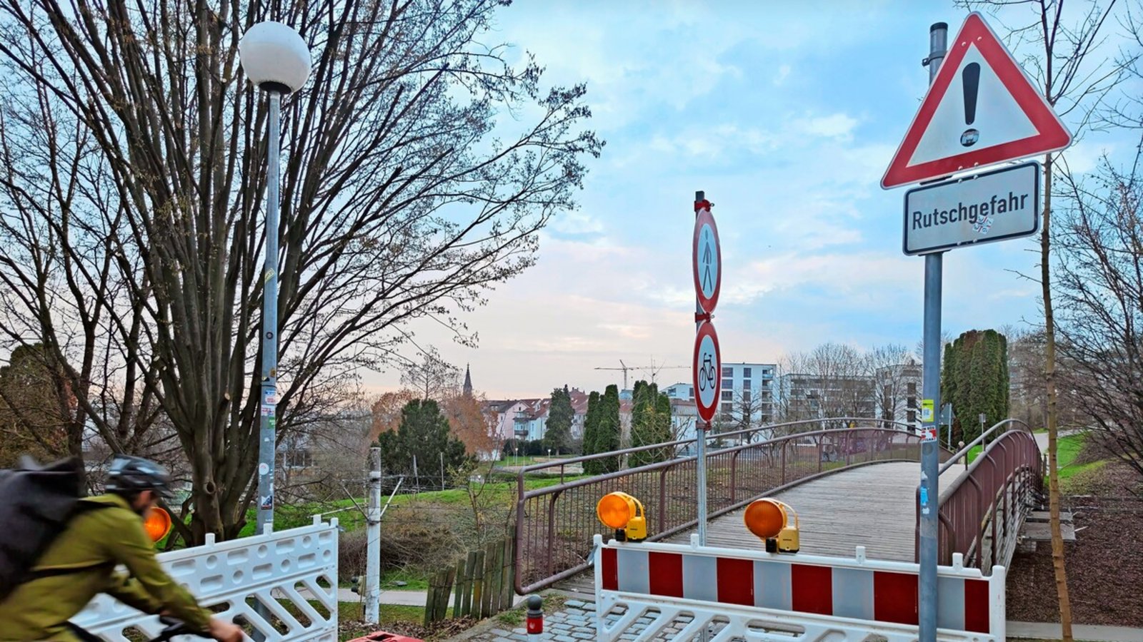 Der Rieslingsteg, der im Stuttgarter Osten über die Stadtbahngleise führt, wurde während der Untersuchung für einen kurzen Zeitraum gesperrt.Foto: Sebastian Steegmüller Der Rieslingsteg, der im Stuttgarter Osten über die Stadtbahngleise führt, wurde während der Untersuchung für einen kurzen Zeitraum gesperrt.Foto: Sebastian Steegmüller