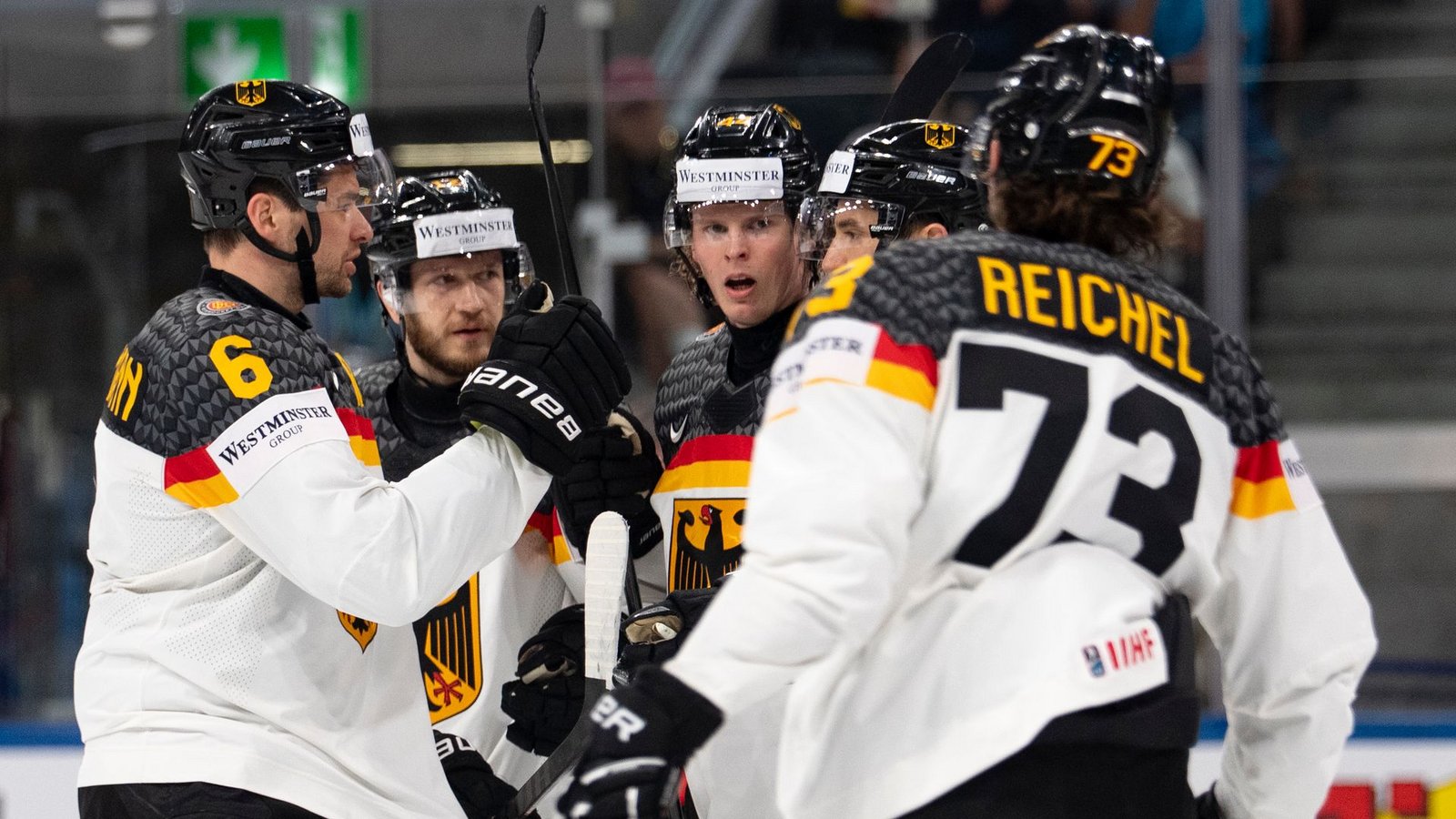 Die Eishockey-Nationalmannschaft freut sich über den zweiten Erfolg bei der Eishockey-WM.Foto: Claudio Thoma/KEYSTONE/dpa Die Eishockey-Nationalmannschaft freut sich über den zweiten Erfolg bei der Eishockey-WM.Foto: Claudio Thoma/KEYSTONE/dpa