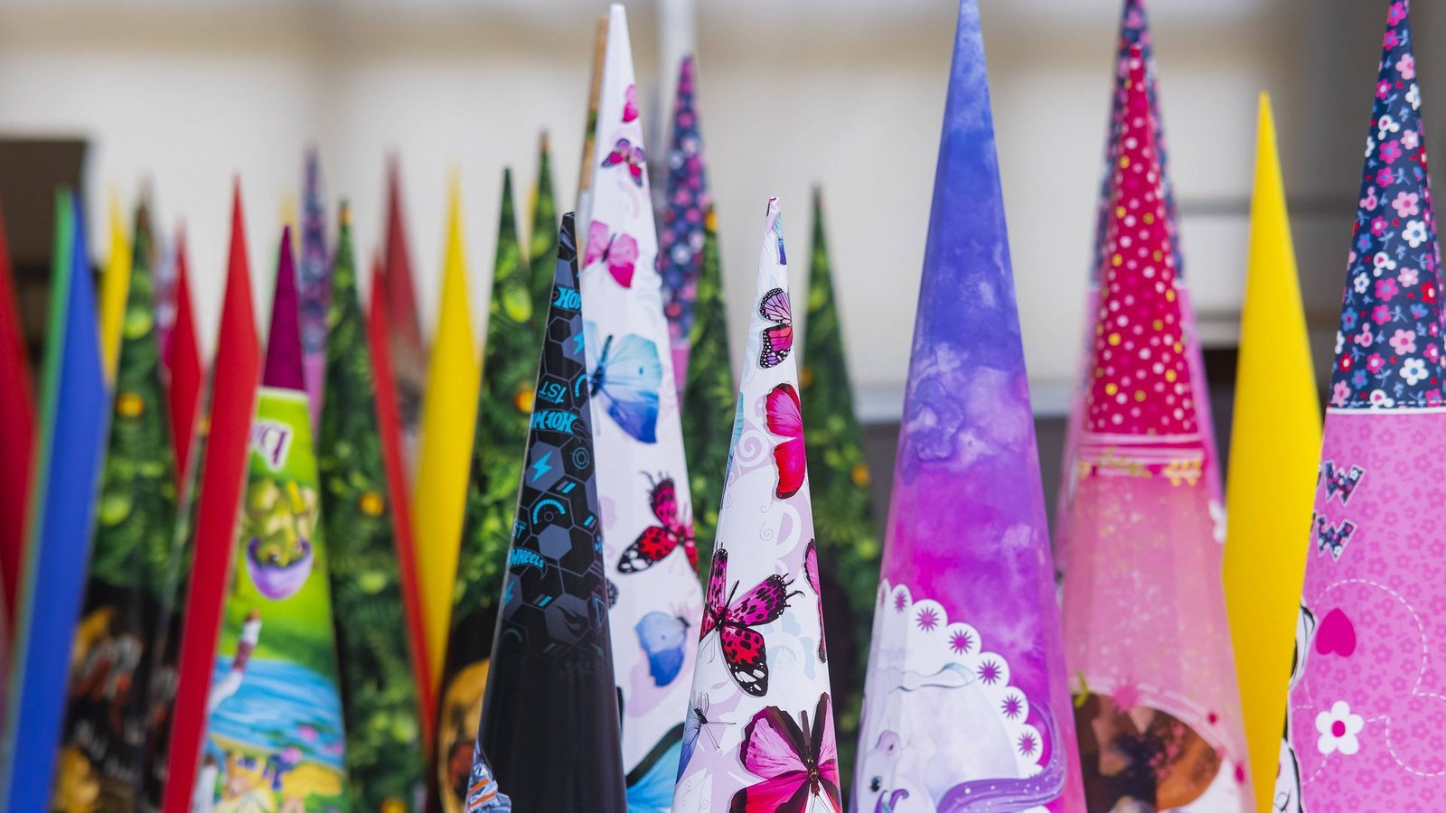 Zuckertüten heißen sie in manchen Gegenden. Trotzdem sollten nicht nur Naschereien hinein.Foto: IMAGO/Sylvio Dittrich/IMAGO/Sylvio Dittrich Zuckertüten heißen sie in manchen Gegenden. Trotzdem sollten nicht nur Naschereien hinein.Foto: IMAGO/Sylvio Dittrich/IMAGO/Sylvio Dittrich
