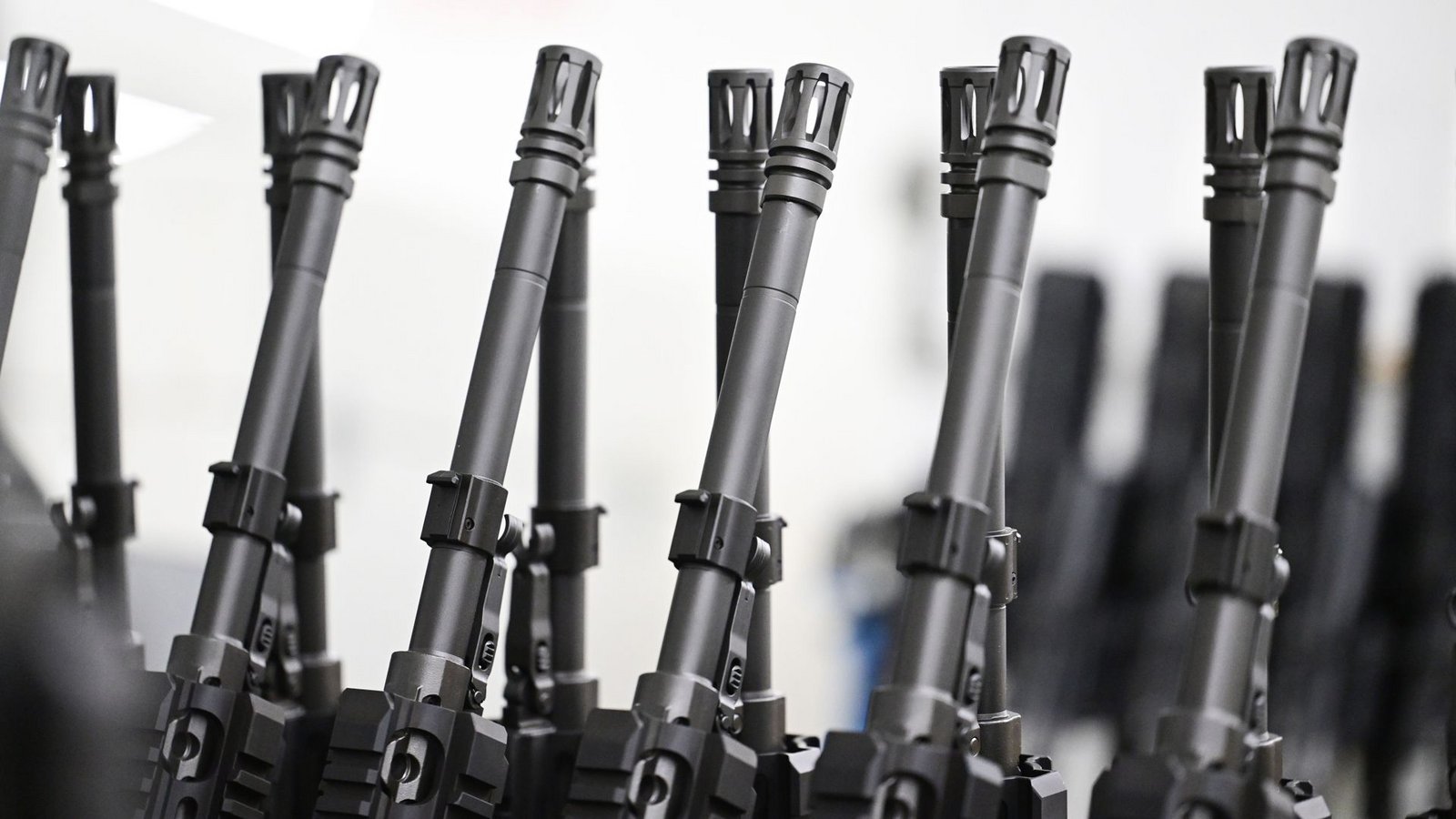 Sturmgewehre des Waffenherstellers Heckler und Koch stehen in der Produktion zur Auslieferung bereit (Symbolfoto).Foto: Bernd Weißbrod/dpa/Bernd Weißbrod Sturmgewehre des Waffenherstellers Heckler und Koch stehen in der Produktion zur Auslieferung bereit (Symbolfoto).Foto: Bernd Weißbrod/dpa/Bernd Weißbrod