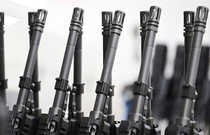 Sturmgewehre des Waffenherstellers Heckler und Koch stehen in der Produktion zur Auslieferung bereit (Symbolfoto).<span class='image-autor'>Foto: Bernd Weißbrod/dpa/Bernd Weißbrod</span>