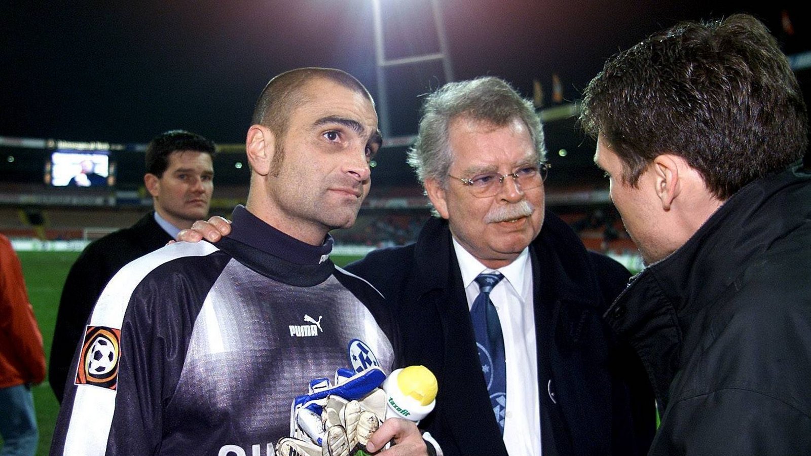 Kickers-Präsident Axel Dünnwald-Metzler tröstet Torwart Bernd Klaus nach dem Halbfinal-Aus bei Werder Bremen.Foto: imago sportfotodienst/imago sportfotodienst