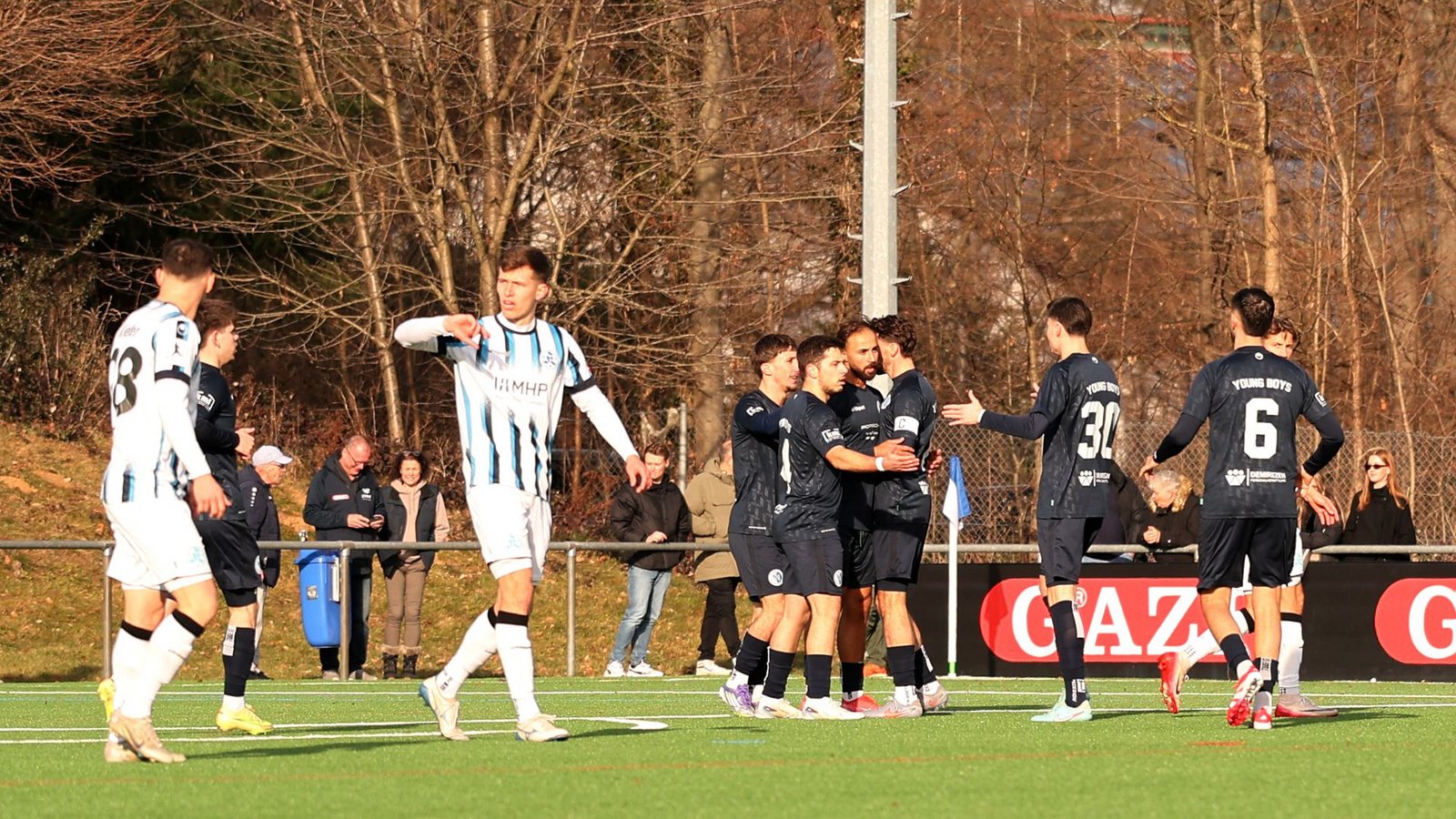 Reutlingen bejubelt das 2:0, Vincent Schwab, der in der Innenverteidigung begann, ärgert sich.Foto: Baumann/Alexander Keppler