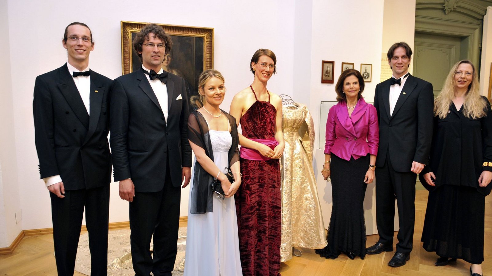 Die Königin besucht die Ausstellung über das Wirken des 2004 verstorbenen Mainau-Gründers Graf Lennart.Foto: dpa/Patrick Seeger Die Königin besucht die Ausstellung über das Wirken des 2004 verstorbenen Mainau-Gründers Graf Lennart.Foto: dpa/Patrick Seeger