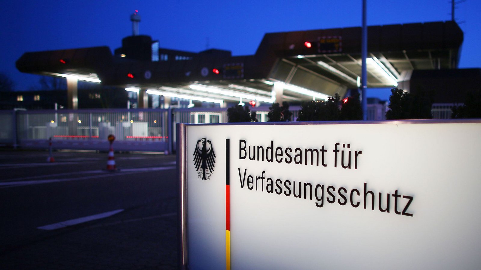 Mehr Details zu christlichen Influencern, bei denen der Verfassungsschutz Handlungen gegen die freiheitliche demokratische Grundordnung, erkennt, gibt die Bundesregierung nicht preis. Sie begründet dies unter anderem damit, dass dies zu "Abwehrstrategien" führen und dadurch die Erkenntnisgewinnung erschweren könnte. (Symbolbild)Foto: Oliver Berg/dpa Mehr Details zu christlichen Influencern, bei denen der Verfassungsschutz Handlungen gegen die freiheitliche demokratische Grundordnung, erkennt, gibt die Bundesregierung nicht preis. Sie begründet dies unter anderem damit, dass dies zu "Abwehrstrategien" führen und dadurch die Erkenntnisgewinnung erschweren könnte. (Symbolbild)Foto: Oliver Berg/dpa