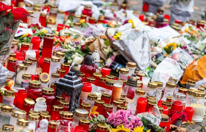 Kerzen und Blumen liegen vor dem Eingang der Waldbachschule.<span class='image-autor'>Foto: dpa/Philipp von Ditfurth</span>