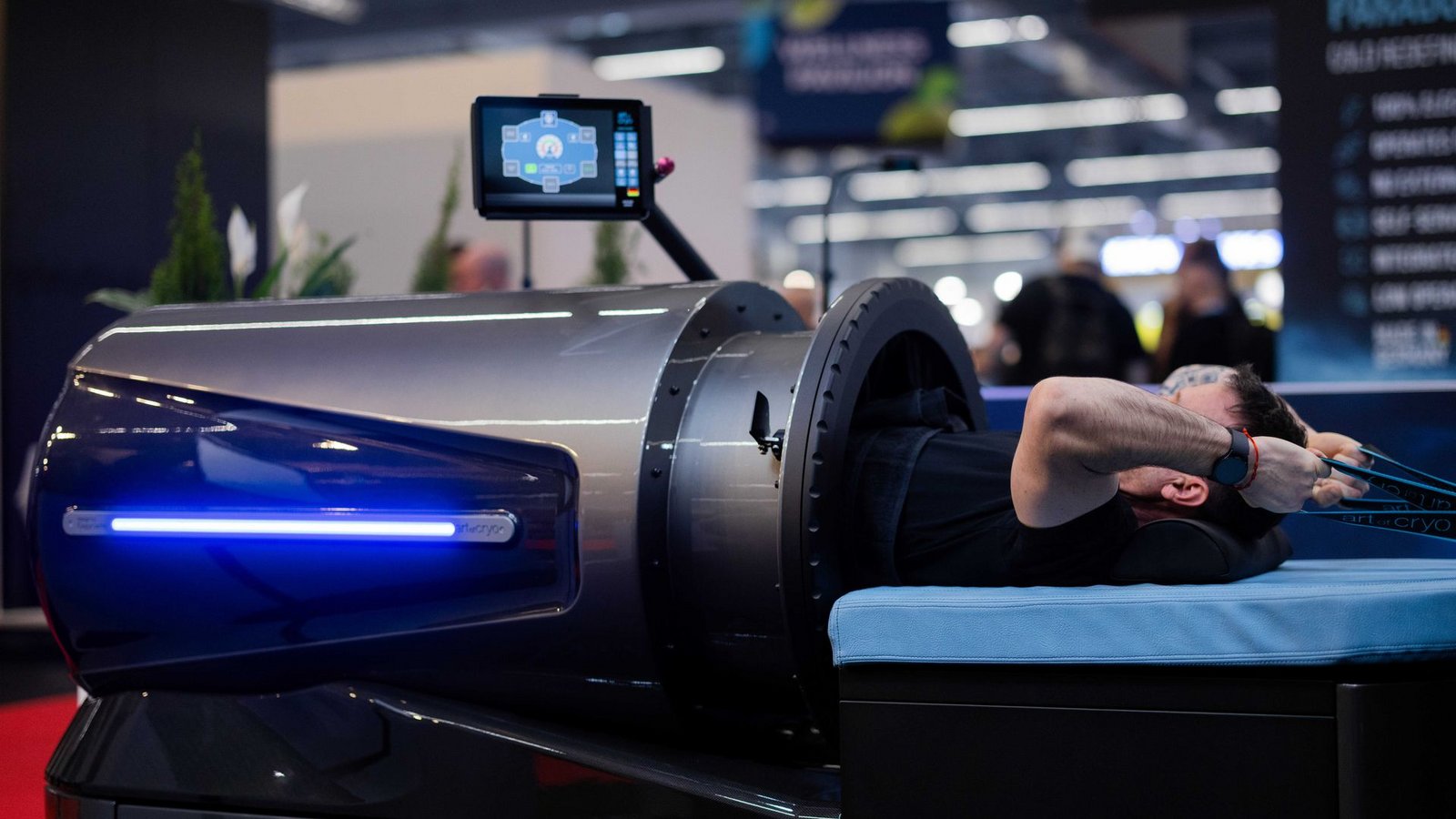 Mit den Armen trainieren, während der restliche Körper im "Flow System" des Geräteherstellers Art of Cryo durch Über- und Unterdruck stimuliert wird.Foto: Rolf Vennenbernd/dpa