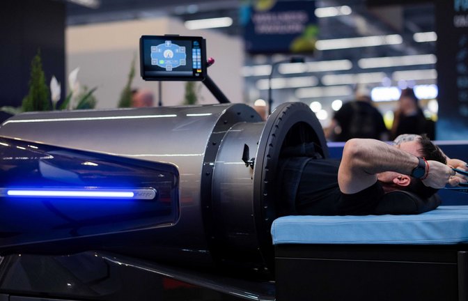 Mit den Armen trainieren, während der restliche Körper im "Flow System" des Geräteherstellers Art of Cryo durch Über- und Unterdruck stimuliert wird.<span class='image-autor'>Foto: Rolf Vennenbernd/dpa</span>