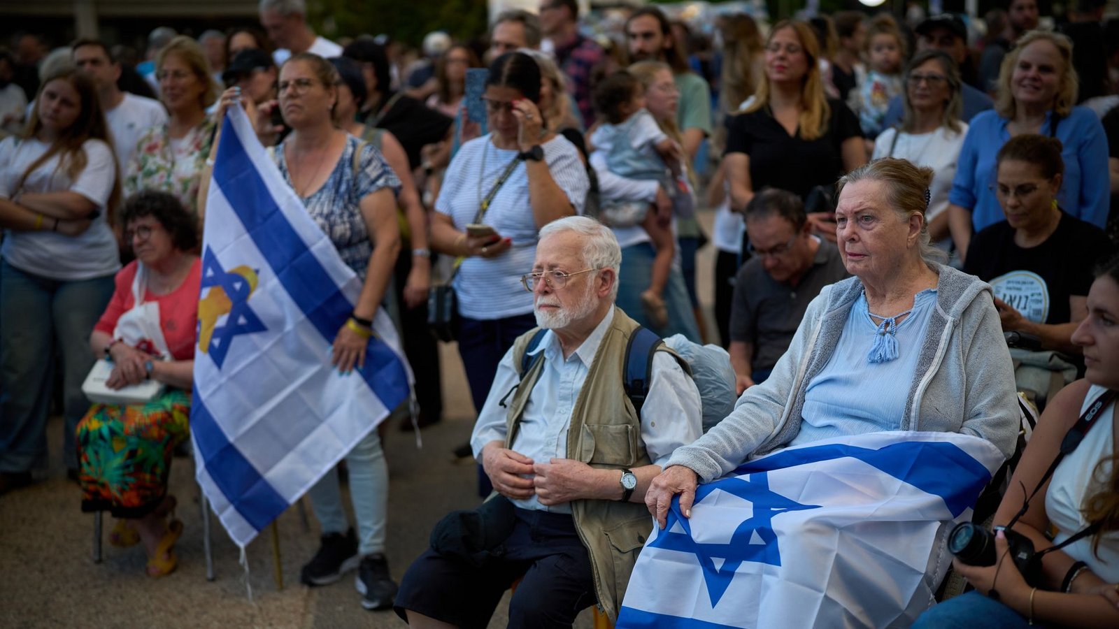 In Israel wird mit Bangen auf die Rückkehr der letzten Geiseln gewartet.Foto: Emilio Morenatti/AP/dpa