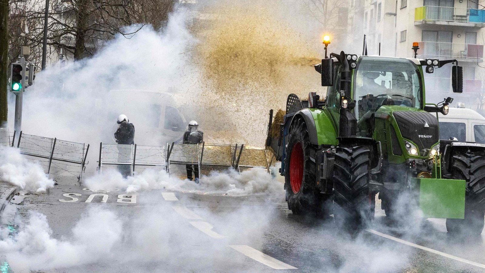 Bei Protesten von Landwirten gegen die EU-Politik in Brüssel kommt es am Montag immer wieder zu Ausschreitungen.Foto: AFP/NICOLAS MAETERLINCK
