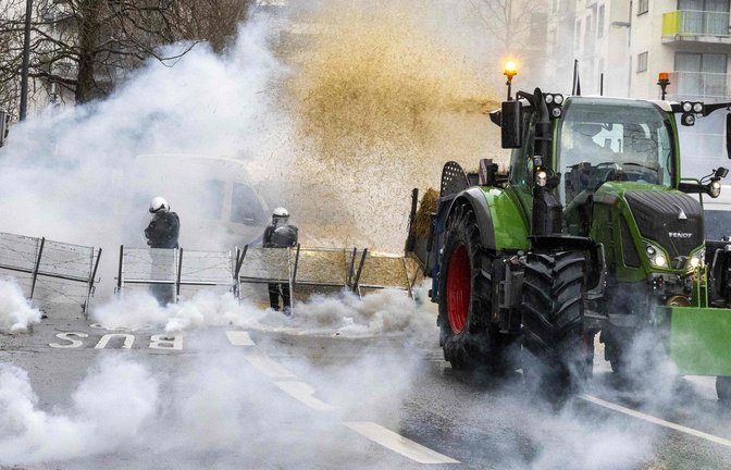 Bei Protesten von Landwirten gegen die EU-Politik in Brüssel kommt es am Montag immer wieder zu Ausschreitungen.<span class='image-autor'>Foto: AFP/NICOLAS MAETERLINCK</span>