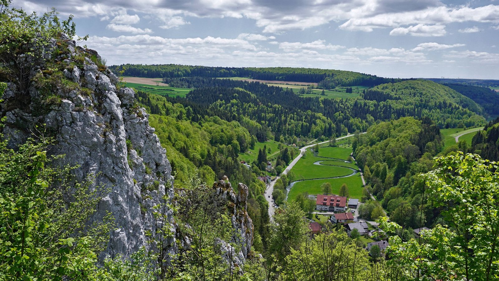 Das Lautertal auf der Schwäbischen Alb bietet einen tollen Ausblick nach dem anderen.Foto: IMAGO/Zoonar/Jürgen Vogt Das Lautertal auf der Schwäbischen Alb bietet einen tollen Ausblick nach dem anderen.Foto: IMAGO/Zoonar/Jürgen Vogt
