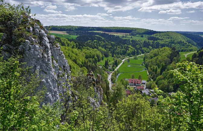 Das Lautertal auf der Schwäbischen Alb bietet einen tollen Ausblick nach dem anderen.<span class='image-autor'>Foto: IMAGO/Zoonar/Jürgen Vogt</span>