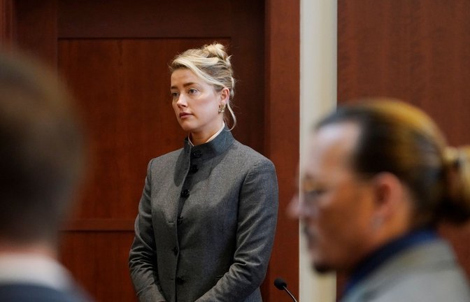 Amber Heard und Johnny Depp im Gerichtssaal.<span class='image-autor'>Foto: Steve Helber/AP/dpa</span>