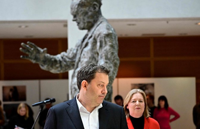 Im Schatten von Willy Brandt: die SPD-Vorsitzenden Lars Klingbeil und Bärbel Bas.<span class='image-autor'>Foto: AFP</span>
