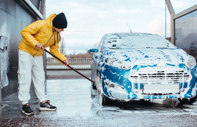 Erfahren Sie, wie Sie Ihr Auto im Winter richtig waschen, um Streusalzreste zu entfernen, den Lack zu schützen und Einfrieren zu vermeiden.<span class='image-autor'>Foto: Ruslan Malysh / Shutterstock.com</span>