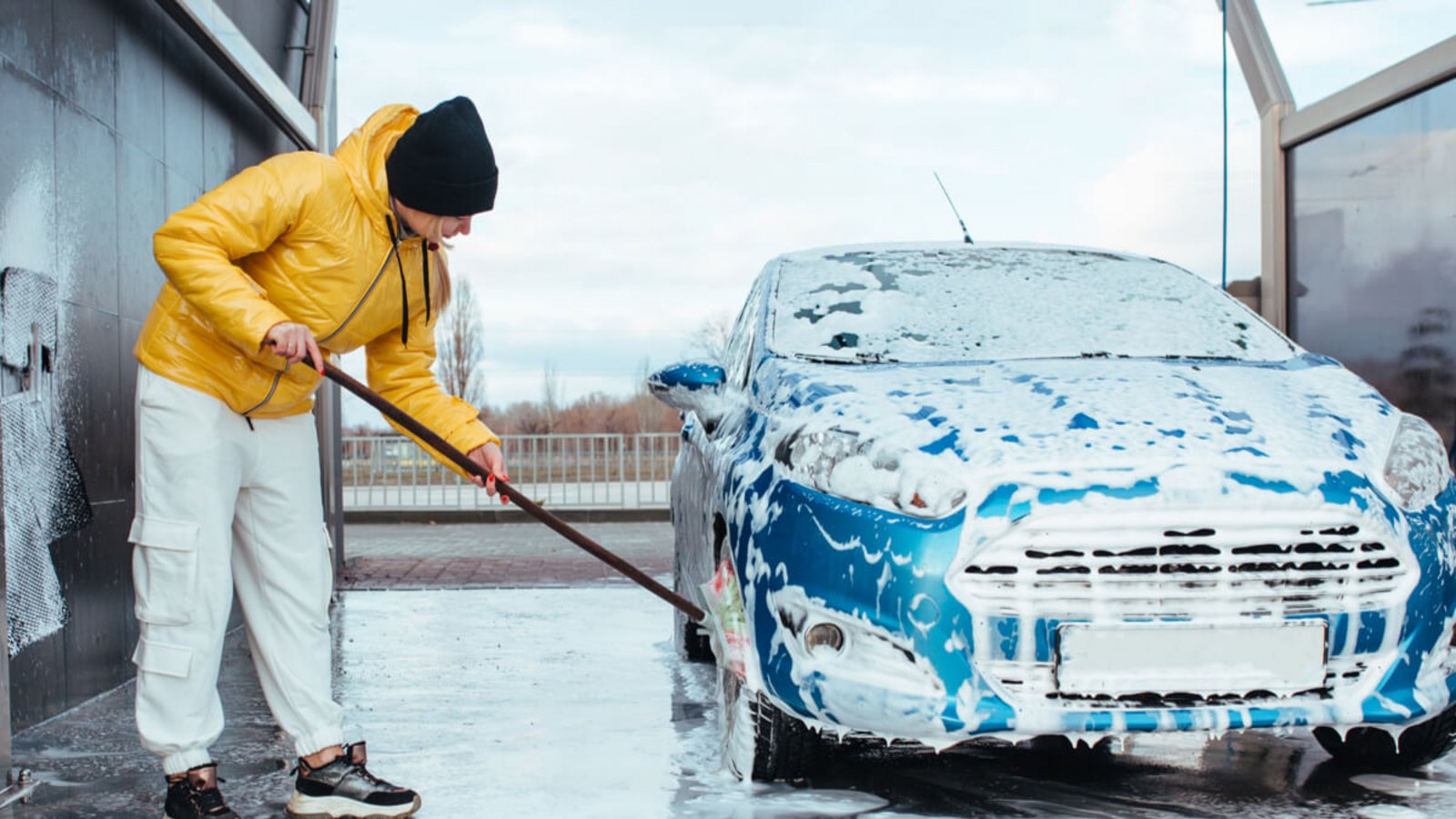 Erfahren Sie, wie Sie Ihr Auto im Winter richtig waschen, um Streusalzreste zu entfernen, den Lack zu schützen und Einfrieren zu vermeiden.Foto: Ruslan Malysh / Shutterstock.com Erfahren Sie, wie Sie Ihr Auto im Winter richtig waschen, um Streusalzreste zu entfernen, den Lack zu schützen und Einfrieren zu vermeiden.Foto: Ruslan Malysh / Shutterstock.com