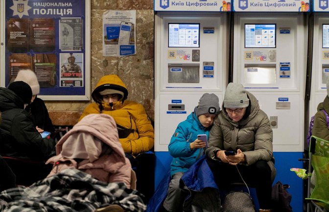 Viele Ukrainer suchen fast jede Nacht Schutz in U-Bahn-Stationen vor dem russischen Bombenterror.<span class='image-autor'>Foto: AFP/TETIANA DZHAFAROVA</span>
