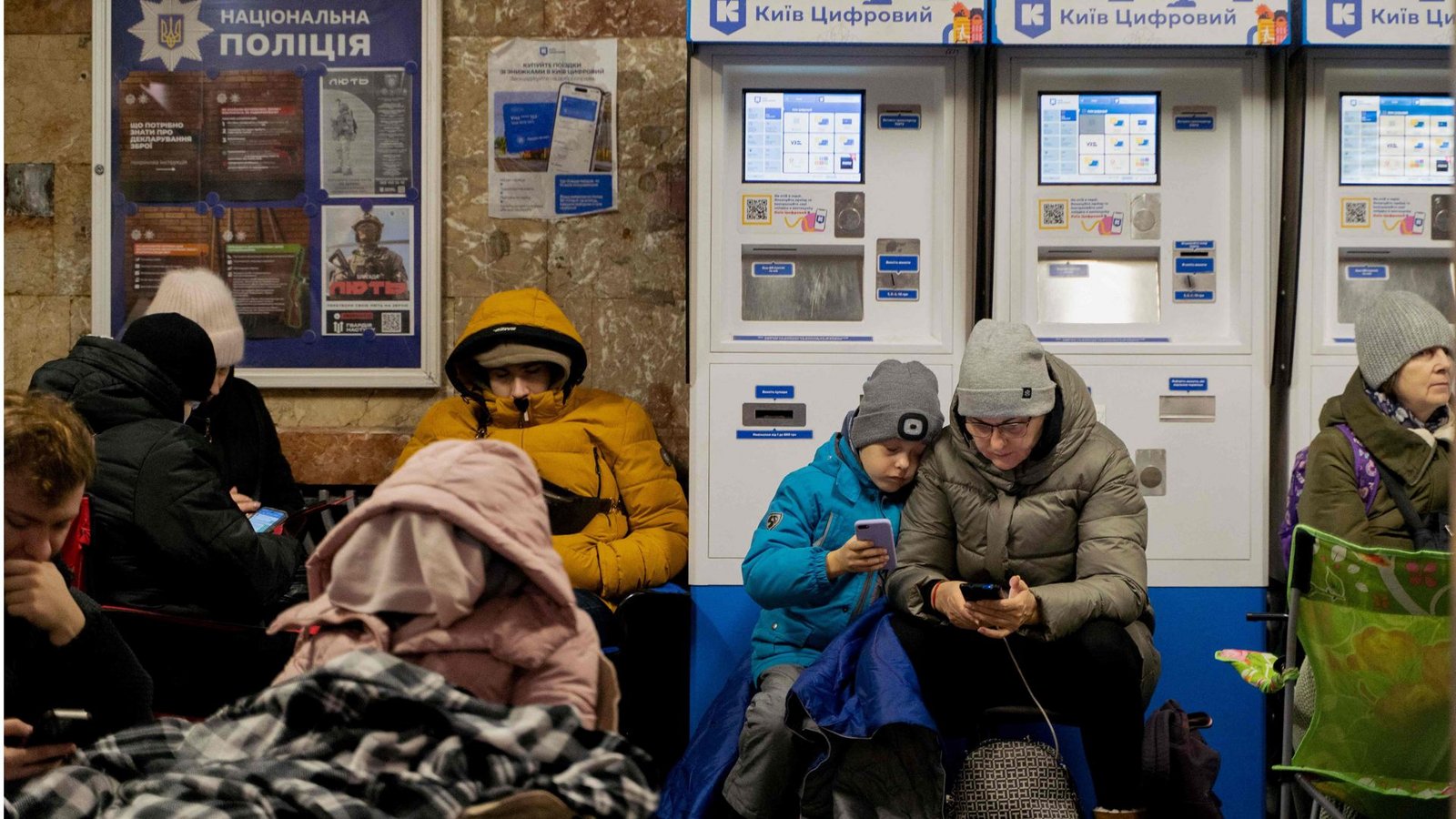 Viele Ukrainer suchen fast jede Nacht Schutz in U-Bahn-Stationen vor dem russischen Bombenterror.Foto: AFP/TETIANA DZHAFAROVA