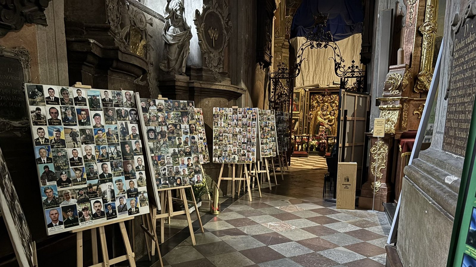 In der den Aposteln Peter und Paul gewidmeten Garnisonskirche von Lwiw, dem früheren Lemberg, sind Fotos hunderter seit dem russischen Überfall auf die Ukraine am 24. Februar 2014 getöteten ukrainischen Soldaten aufgestellt. Die Soldatinnen und Soldaten kamen aus dem Gr0ßraum Lwiws.In der 1630 fertiggesteltlen Barockkirche wird vor allem Mariens gedacht.Foto: Franz Feyder