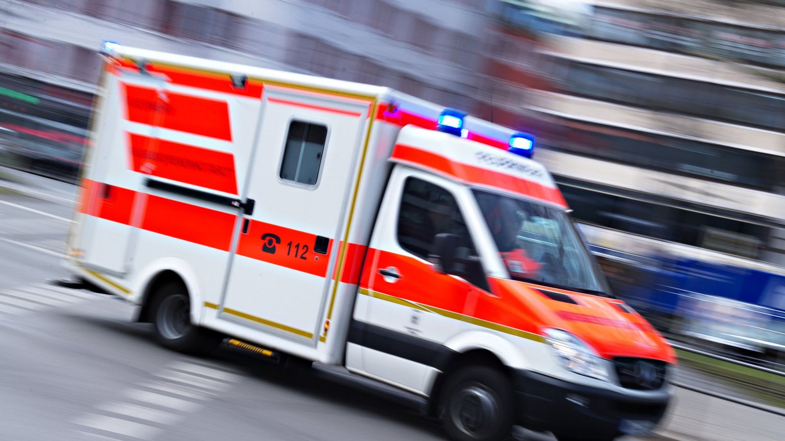 Der 16-Jährige kam schwer verletzt ins Krankenhaus. (Symbolbild)Foto: dpa/Nicolas Armer Der 16-Jährige kam schwer verletzt ins Krankenhaus. (Symbolbild)Foto: dpa/Nicolas Armer