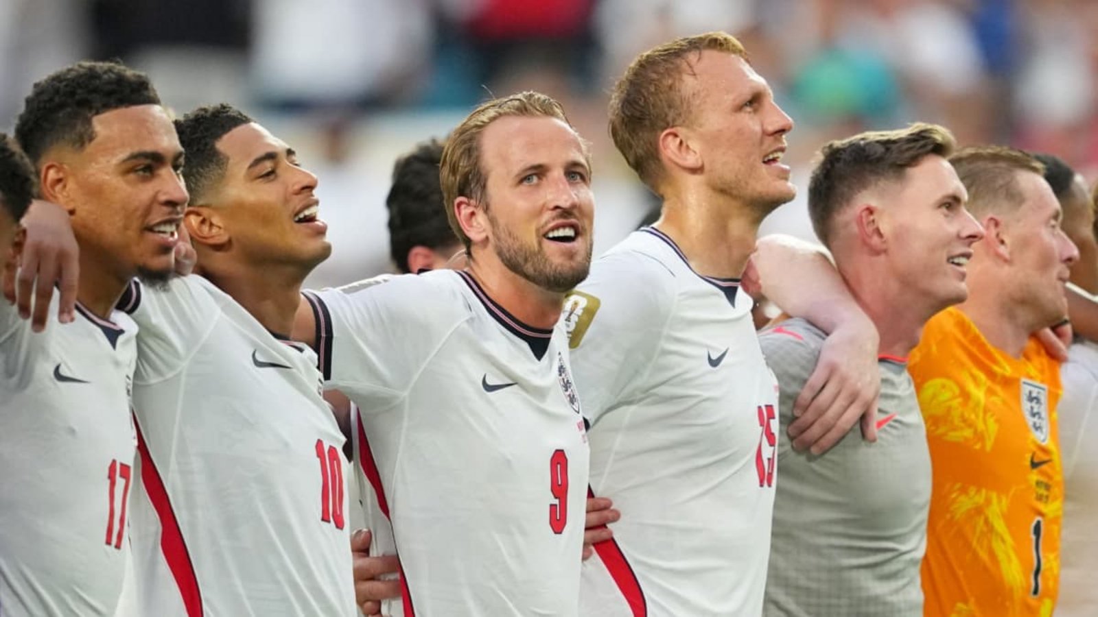 Englands Harry Kane (Dritter von links) und seine Mannschaftskameraden feiern den Viertelfinalsieg gegen Norwegen.Julio Cortez/AP/dpa Englands Harry Kane (Dritter von links) und seine Mannschaftskameraden feiern den Viertelfinalsieg gegen Norwegen.Julio Cortez/AP/dpa
