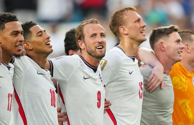 Englands Harry Kane (Dritter von links) und seine Mannschaftskameraden feiern den Viertelfinalsieg gegen Norwegen.<span class='image-autor'>Julio Cortez/AP/dpa</span>