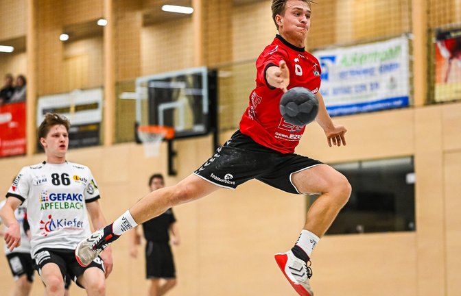 Adrian Baumann (rechts) hat mit fünf Toren maßgeblichen Anteil am Heimsieg des HC Metter-Enz. <span class='image-autor'>Foto: Archiv/Krause</span>