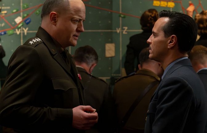 Brendan Fraser als General Dwight D. Eisenhower (li.) und Andrew Scott als James Stagg in einer Szene des Films „Pressure“<span class='image-autor'>Alex Bailey/STUDIOCANAL SAS/dpa</span>