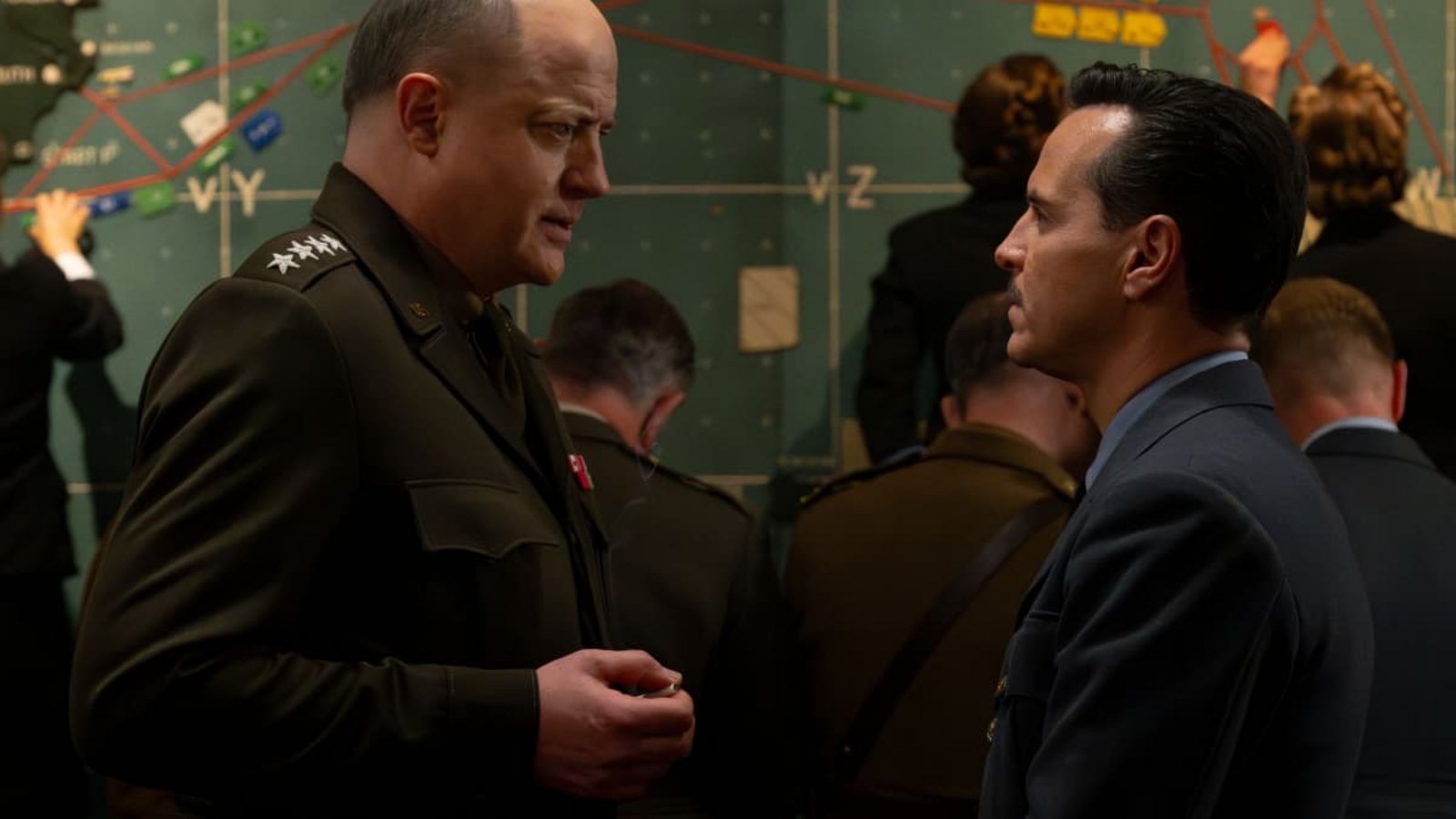 Brendan Fraser als General Dwight D. Eisenhower (li.) und Andrew Scott als James Stagg in einer Szene des Films „Pressure“Alex Bailey/STUDIOCANAL SAS/dpa Brendan Fraser als General Dwight D. Eisenhower (li.) und Andrew Scott als James Stagg in einer Szene des Films „Pressure“Alex Bailey/STUDIOCANAL SAS/dpa