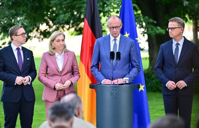 Neue Aufstellung: Bundeskanzler Friedrich Merz (CDU, 3. v. l.) mit der künftigen Kanzleramtsministerin Nina Warken, ihrem Nachfolger im Gesundheitsministerium Carsten Linnemann (r.), und dem bisherigen Parlamentarischen Staatssekretär Philipp Amthor (l.), der Bund-Länder-Beauftragter im Kanzleramt werden soll.<span class='image-autor'>Sebastian Gollnow/dpa</span>