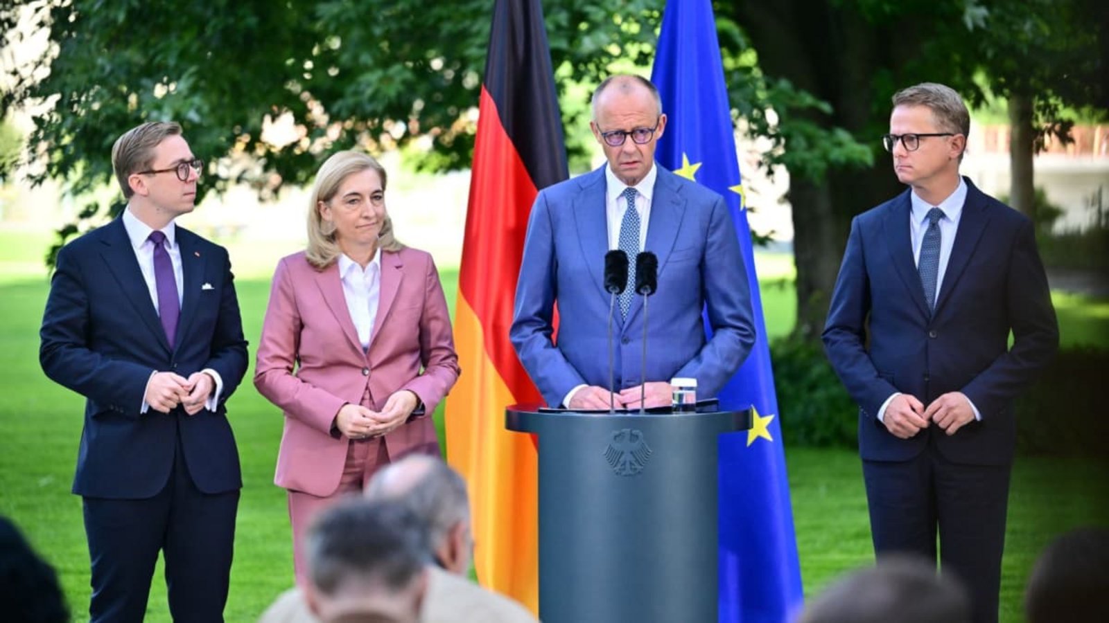 Neue Aufstellung: Bundeskanzler Friedrich Merz (CDU, 3. v. l.) mit der künftigen Kanzleramtsministerin Nina Warken, ihrem Nachfolger im Gesundheitsministerium Carsten Linnemann (r.), und dem bisherigen Parlamentarischen Staatssekretär Philipp Amthor (l.), der Bund-Länder-Beauftragter im Kanzleramt werden soll.Sebastian Gollnow/dpa