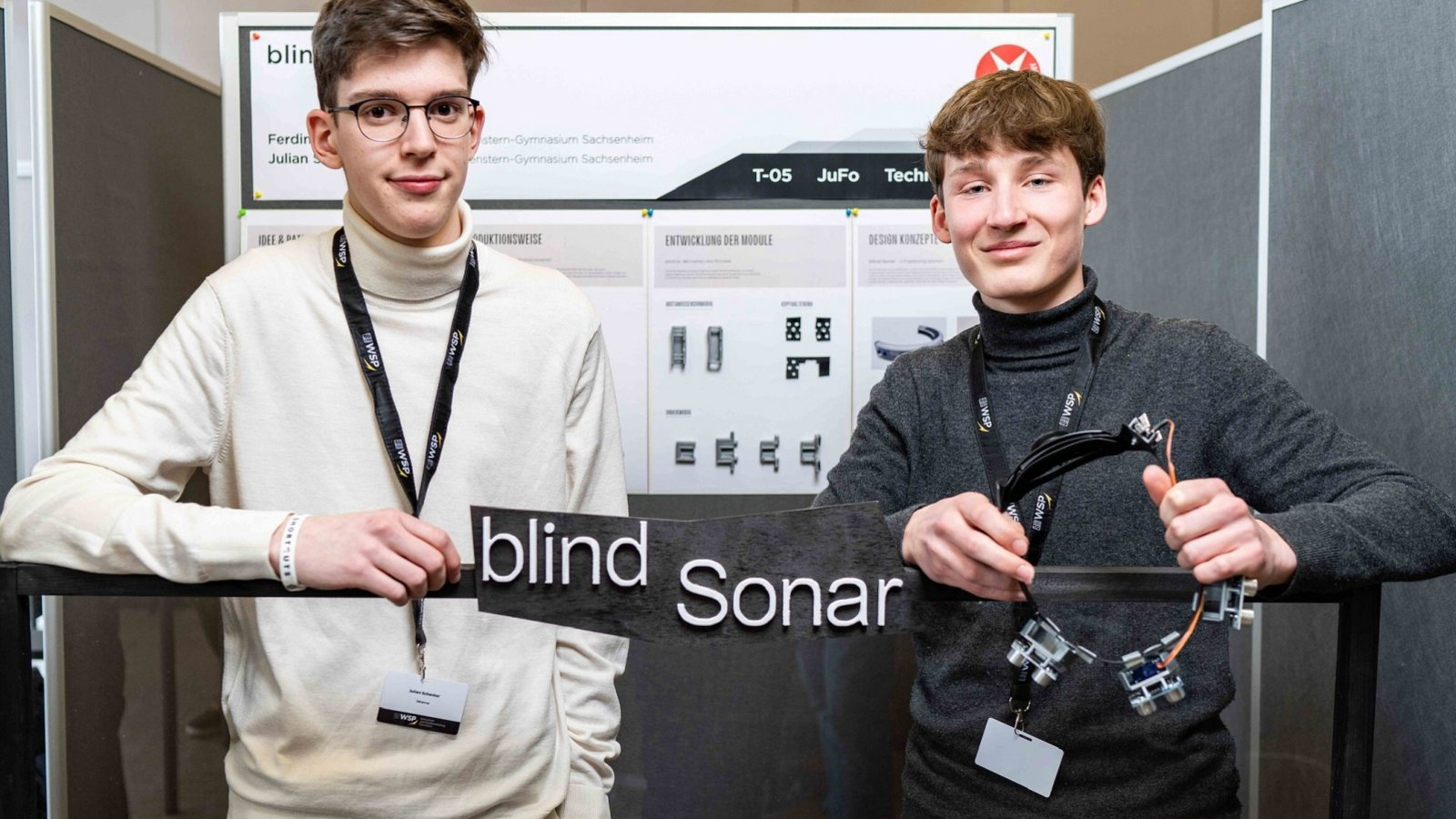 Haben für ihr Projekt Patent angemeldet: Julian Schenker (links) und Ferdinand Horn vom evangelischen Lichtenstern-Gymnasium Sachsenheim arbeiten an einem technischen Hilfsmittel, das es sehbehinderten und blinden Menschen erlaubt, sich ohne Gehstock und Blindenhund zu orientieren.  Foto: p